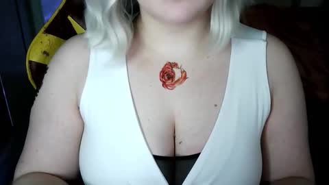 Snapshot of lulovia chatting on February 15, 2026, 9:55 pm lulovia online show from February 15, 2026, 9:55 pm