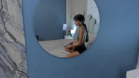 luly_dreams online show from May 3, 2026, 11:16 am