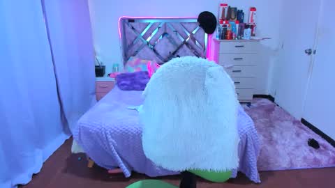 luna_analya online show from November 4, 2025, 4:50 pm