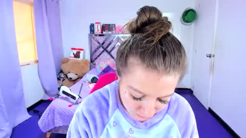 luna_analya online show from April 13, 2026, 6:46 pm