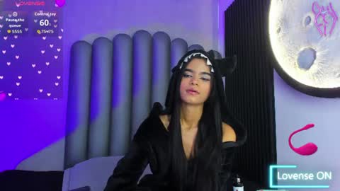luna_bella_23 online show from June 13, 2026, 5:16 am