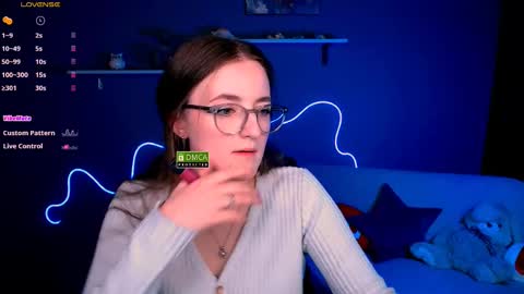 luna_berryy online show from February 12, 2025, 8:40 pm