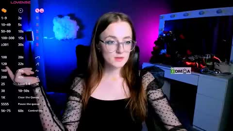 luna_berryy online show from February 18, 2025, 5:20 am