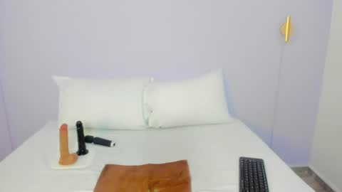 Snapshot of luna_blazze_ chatting on July 16, 2026, 12:22 pm L U N A online show from July 16, 2026, 12:22 pm