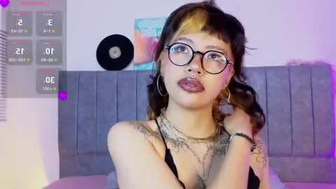 luna_blooms online show from April 15, 2026, 11:39 am