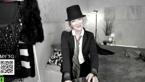 luna_lew1s online show from October 21, 2025, 8:26 am