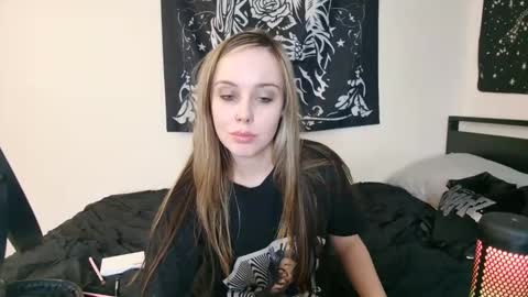 Luna online show from October 21, 2025, 10:21 pm