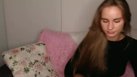 Luna online show from October 22, 2025, 1:44 pm