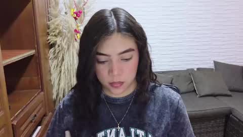 luna_rousse26 online show from May 27, 2026, 2:03 pm