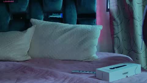 luna_sophya online show from October 6, 2025, 12:02 pm