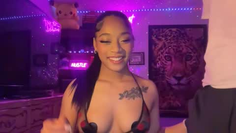 lunaa_11 online show from May 12, 2026, 6:32 am