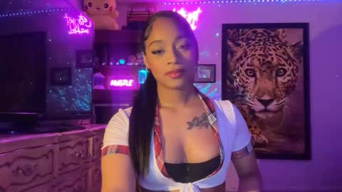 lunaa_11 online show from June 11, 2026, 6:11 am