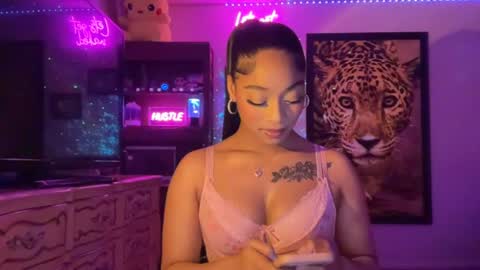 lunaa_11 online show from June 19, 2026, 5:45 am