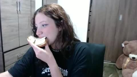 lunaa_sub online show from October 27, 2025, 4:55 pm