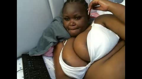 Snapshot of lunabloom01 chatting on November 11, 2025, 9:15 pm lunabloom01 online show from November 11, 2025, 9:15 pm