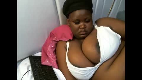 Snapshot of lunabloom01 chatting on November 16, 2025, 8:47 pm lunabloom01 online show from November 16, 2025, 8:47 pm