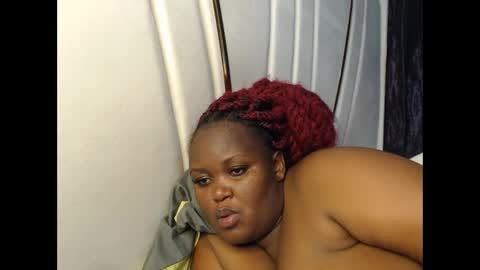 Snapshot of lunabloom01 chatting on January 6, 2026, 7:01 am lunabloom01 online show from January 6, 2026, 7:01 am