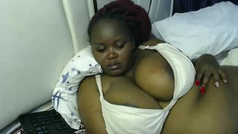 Snapshot of lunabloom01 chatting on January 14, 2026, 10:58 pm lunabloom01 online show from January 14, 2026, 10:58 pm