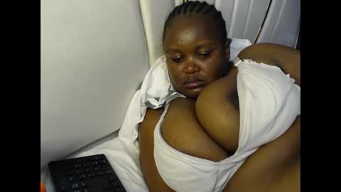 lunabloom01 online show from February 5, 2026, 4:55 pm