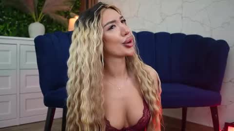 Snapshot of lunacharm_ chatting on April 14, 2026, 4:40 am Luna online show from April 14, 2026, 4:40 am