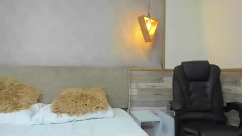 LUNA  online show from November 5, 2025, 1:55 pm