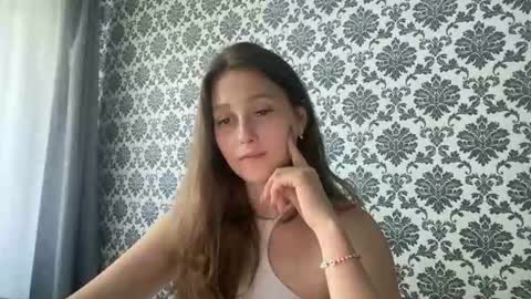 lunafeather online show from June 17, 2026, 8:39 am