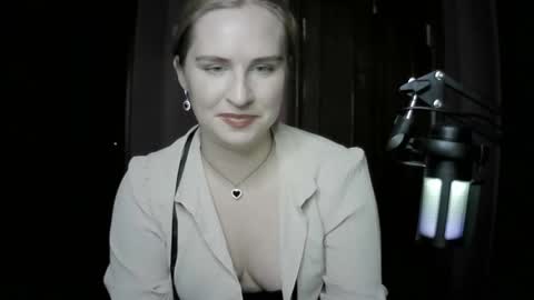 lunamystique_ online show from October 16, 2025, 8:21 pm