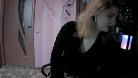 lunamystique_ online show from November 5, 2025, 10:04 am