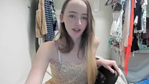 Snapshot of lunapixie2020 chatting on December 27, 2024, 2:36 am lunapixie2020 online show from December 27, 2024, 2:36 am