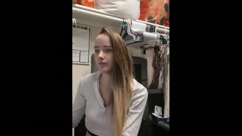 Snapshot of lunapixie2020 chatting on February 6, 2025, 4:21 am lunapixie2020 online show from February 6, 2025, 4:21 am