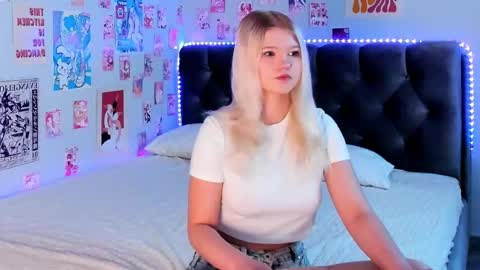 lunariafox online show from May 3, 2026, 2:34 pm