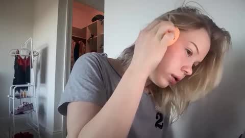 lunarose17 online show from February 5, 2026, 7:07 pm