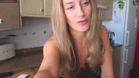 Snapshot of lunary_mix chatting on October 6, 2025, 9:29 am Luna online show from October 6, 2025, 9:29 am