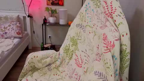 Kate online show from November 19, 2025, 1:22 pm