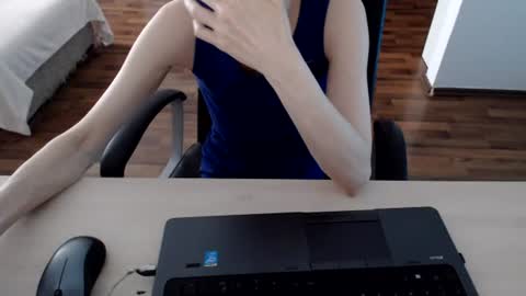 lunavibe_ online show from June 14, 2026, 12:18 pm