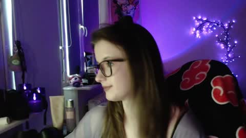 Snapshot of lunaxcherry chatting on May 7, 2026, 5:18 pm LunaXcherry online show from May 7, 2026, 5:18 pm