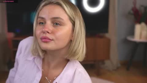 Snapshot of lunea_evienne_ chatting on May 3, 2026, 8:09 am Evi online show from May 3, 2026, 8:09 am