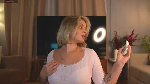 Snapshot of lunea_evienne_ chatting on May 5, 2026, 8:33 am Evi online show from May 5, 2026, 8:33 am