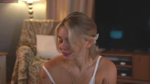 Snapshot of lunea_evienne_ chatting on May 6, 2026, 8:08 am Evi online show from May 6, 2026, 8:08 am