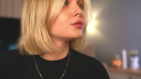 Snapshot of lunea_evienne_ chatting on May 10, 2026, 8:19 am Evi online show from May 10, 2026, 8:19 am