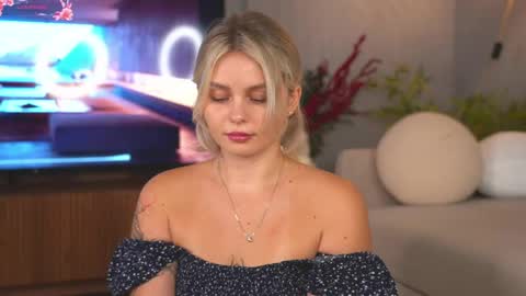 Snapshot of lunea_evienne_ chatting on May 16, 2026, 8:11 am Evi online show from May 16, 2026, 8:11 am