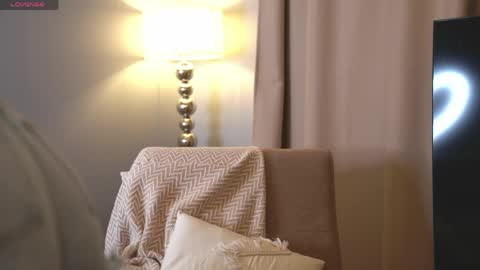 Snapshot of lunea_evienne_ chatting on May 17, 2026, 8:34 am Evi online show from May 17, 2026, 8:34 am
