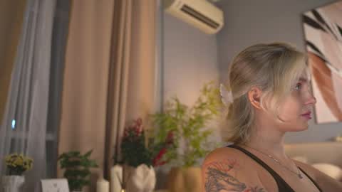 Snapshot of lunea_evienne_ chatting on May 23, 2026, 8:29 am Evi online show from May 23, 2026, 8:29 am