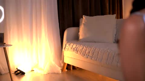 Snapshot of luvcaprice chatting on June 19, 2026, 2:43 pm Caprice online show from June 19, 2026, 2:43 pm