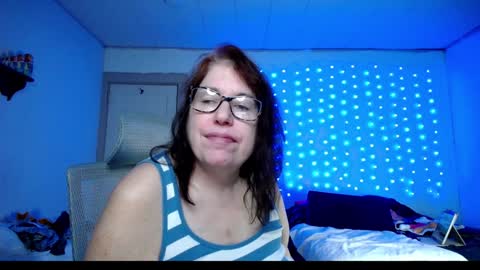 Snapshot of luvely_gurl chatting on December 4, 2024, 9:24 pm Shauna online show from December 4, 2024, 9:24 pm