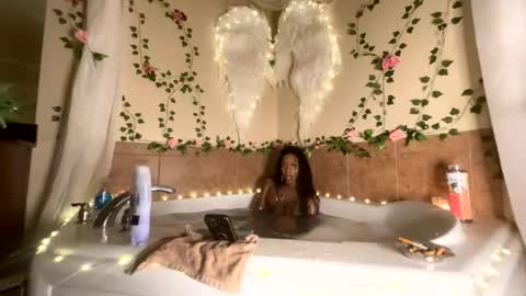 Snapshot of luvvlee chatting on October 24, 2025, 8:38 pm luvvlee online show from October 24, 2025, 8:38 pm