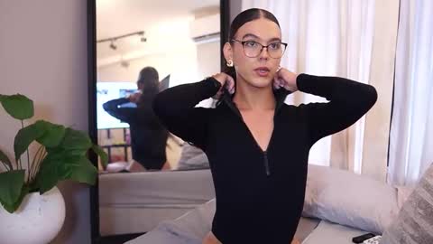 Snapshot of luxa_velvett chatting on April 7, 2026, 12:49 pm Luxa online show from April 7, 2026, 12:49 pm