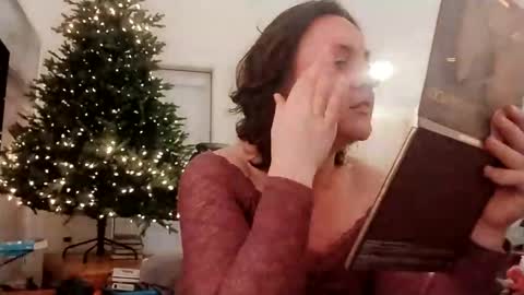 Snapshot of luxeysparkle chatting on December 6, 2024, 11:57 pm Luxey Sparkle online show from December 6, 2024, 11:57 pm