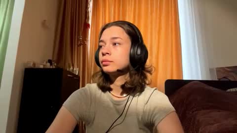 Snapshot of lylajanick chatting on October 3, 2025, 5:37 am Viola online show from October 3, 2025, 5:37 am