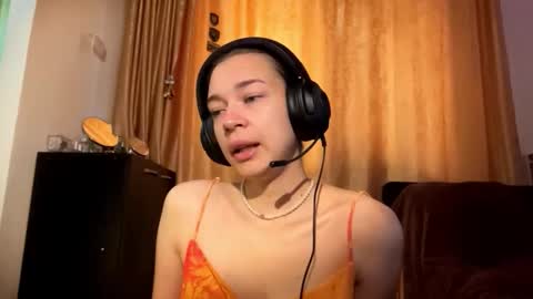 Snapshot of lylajanick chatting on October 6, 2025, 5:16 am Viola online show from October 6, 2025, 5:16 am